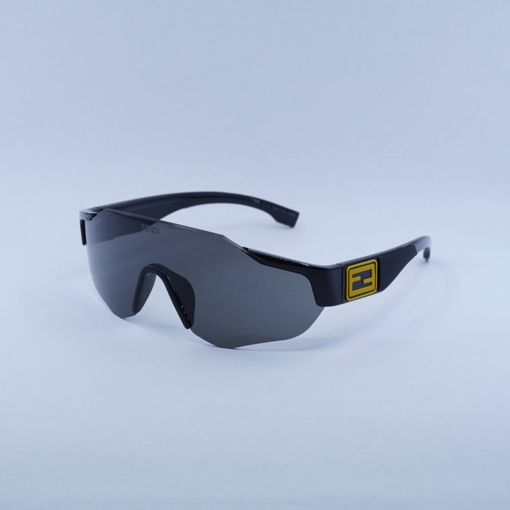 🕶️ New Fendi FE40088U-Y 01A Sunglasses -Black Frame, Grey Lenses - Picture 1 of 15